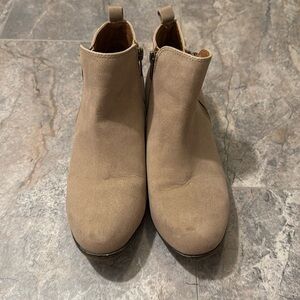 Dunes women’s tan suede ankle boots size 8.5
